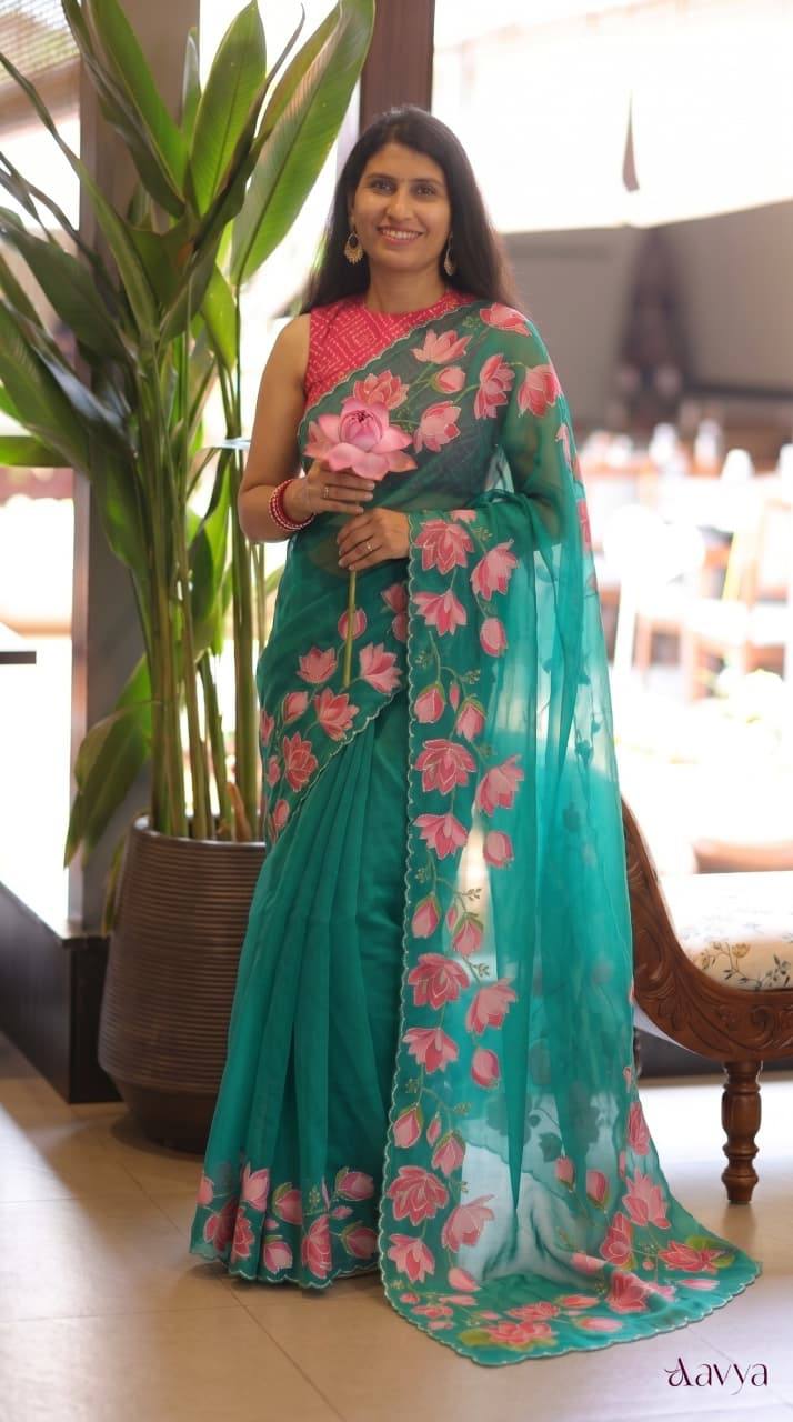 Elegant Floral Handwork Saree with Scalloped Border – Premium Ethnic Wear