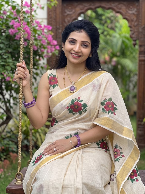 Premium Floral Linen Saree with Golden Jari Border