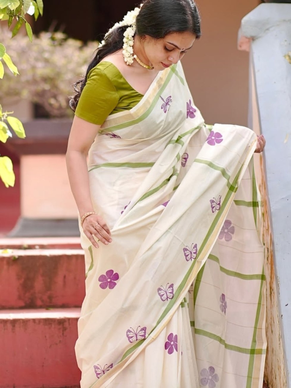Elegant Blossom – Premium Floral Digital Print Linen Saree with Golden Border