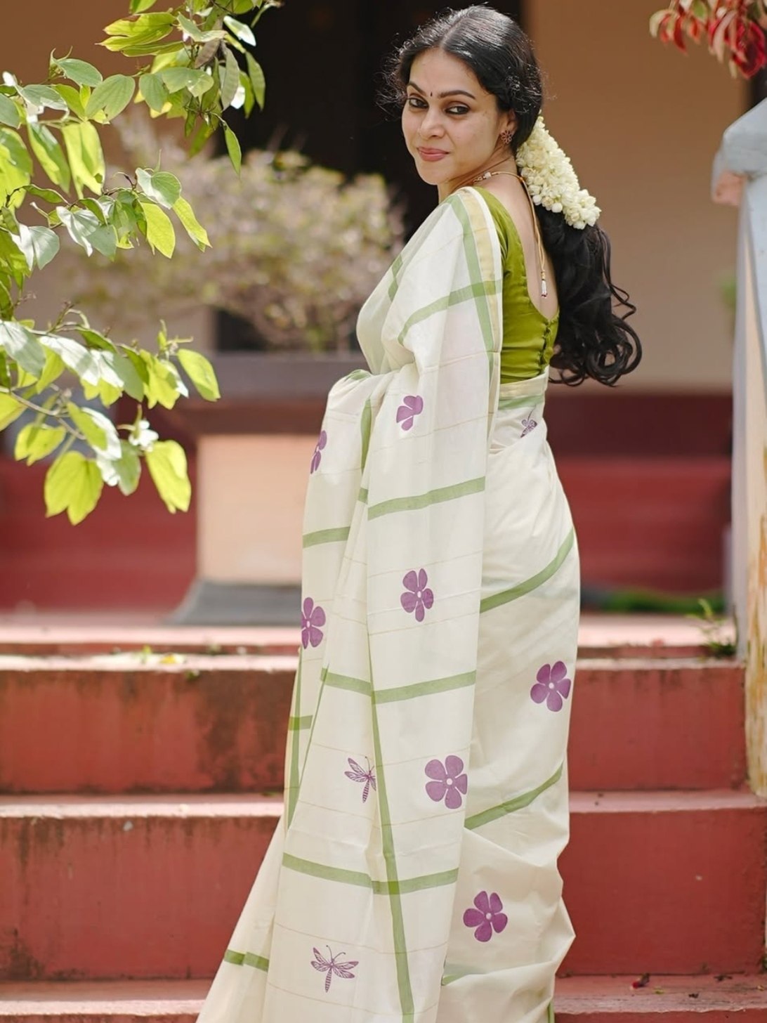 Elegant Blossom – Premium Floral Digital Print Linen Saree with Golden Border