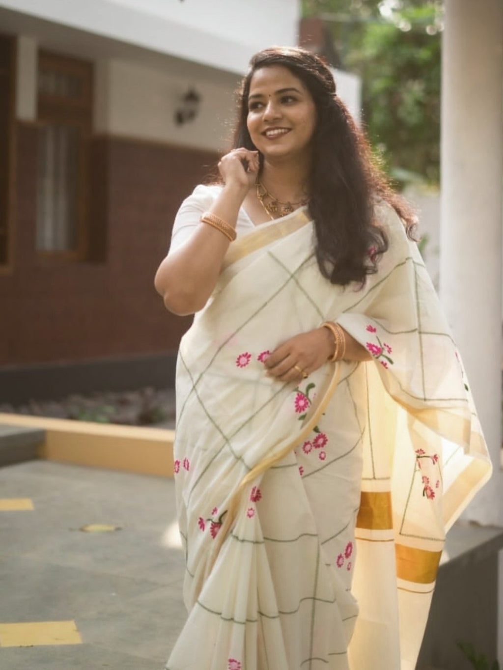 Cream saree with floral print and golden border product view